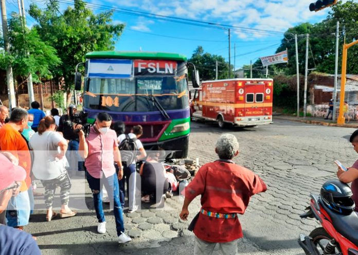 Busero se tira luz roja de semáforo e impacta a motociclista en Managua