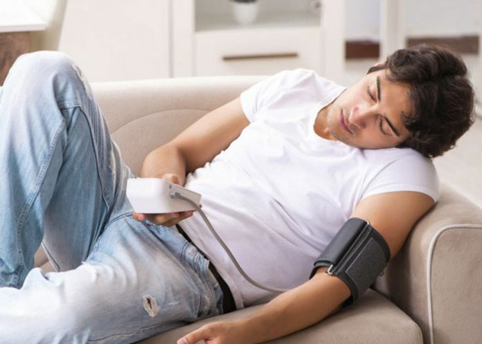 Estudio dice que tomar siestas podría provocarte hipertensión
