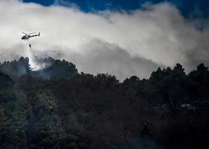Autoridades trabajan en la extinción de gran incendio en parque natural de Portugal