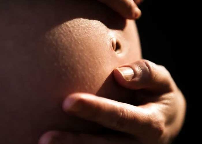 Polémica por una campaña de un hombre transgénero embarazado en Francia