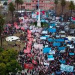 Realizan multitudinaria marcha ante prolongada crisis financiera en Argentina
