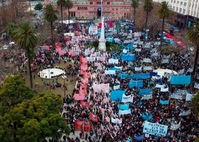 Realizan multitudinaria marcha ante prolongada crisis financiera en Argentina