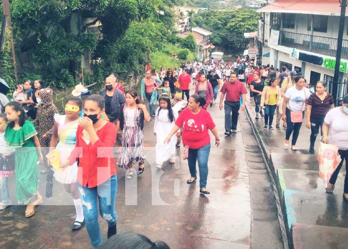 Desfile infantil por el aniversario del colegio Lidia Valdivia en Boaco