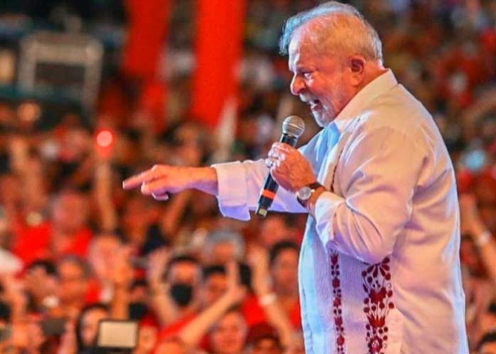 Como el ave fénix, Lula da Silva lidera campaña electoral en Brasil