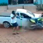Padre salva a su hijo de ser arrollado por camioneta en Brasil (Video)