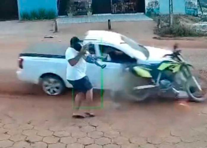 Padre salva a su hijo de ser arrollado por camioneta en Brasil (Video)
