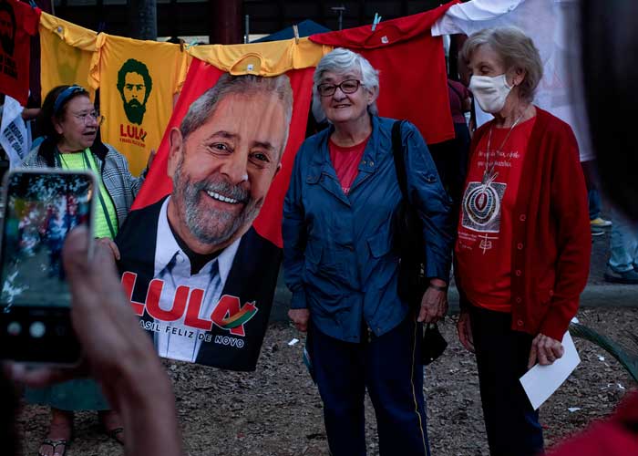 Como el ave fénix, Lula da Silva lidera campaña electoral en Brasil