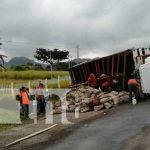 Vuelco de camión con broza de oro en Sébaco, Matagalpa