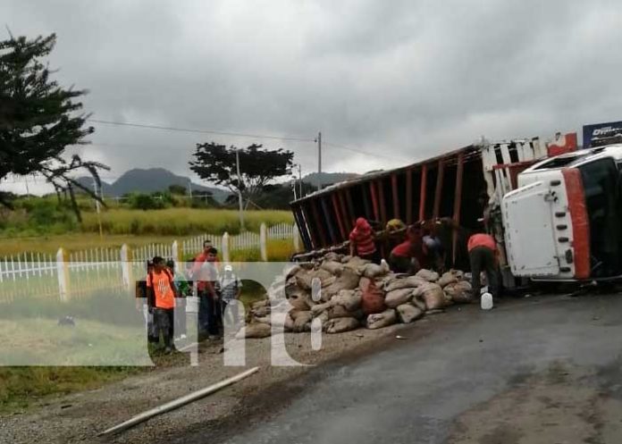 Vuelco de camión con broza de oro en Sébaco, Matagalpa