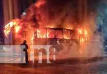 Bus en combustión en la zona de Metrocentro, Managua