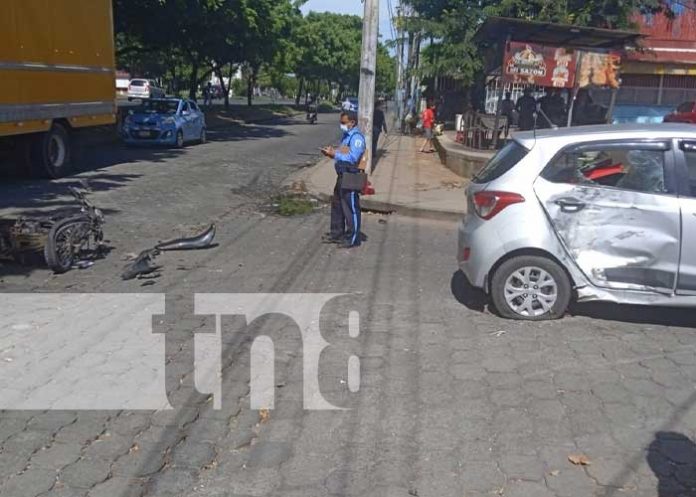 Colisión de moto con vehículo deja a joven desorientado en Managua