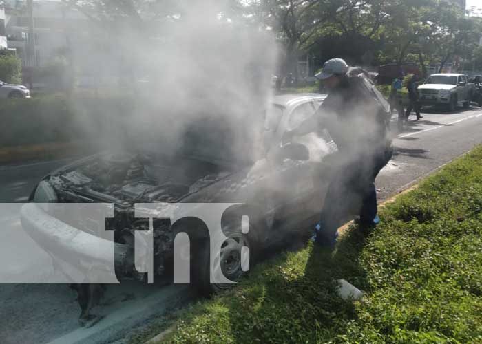 Carro se quema en medio de una calle de Managua