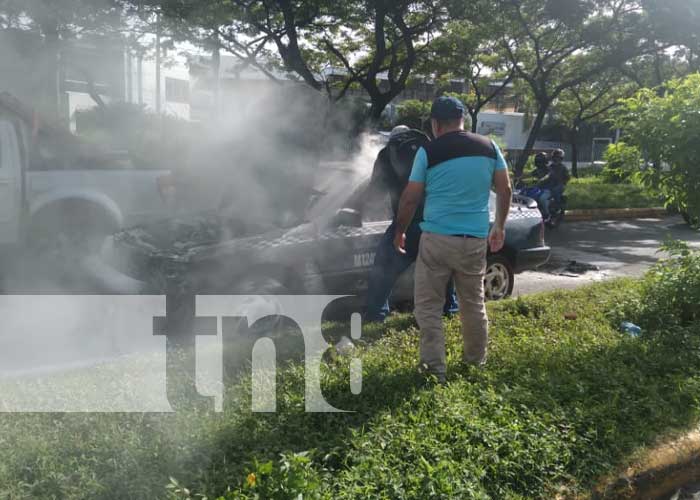 Carro se quema en medio de una calle de Managua