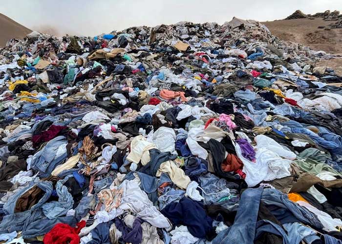 Inmenso cementerio de ropa usada en Chile causa daño ambiental