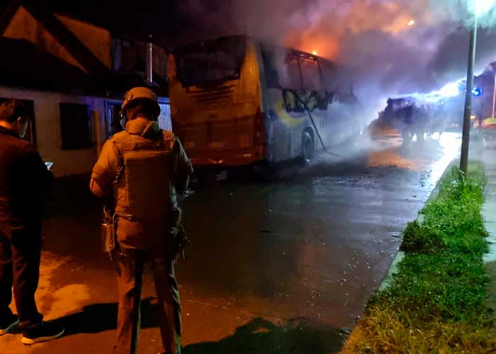 ¡Terror en las calles de Chile! Queman bus con el chofer adentro 