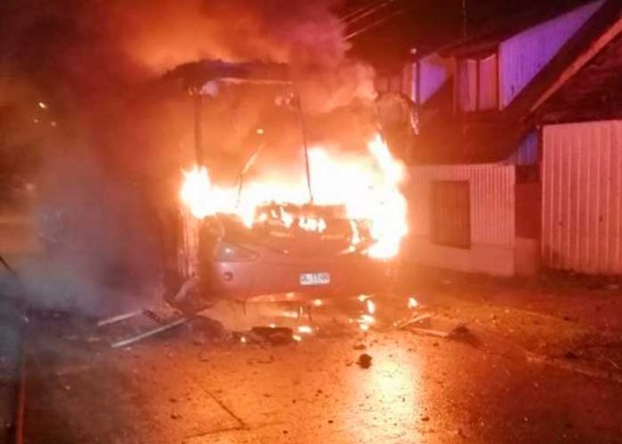 ¡Terror en las calles de Chile! Queman bus con personas adentro