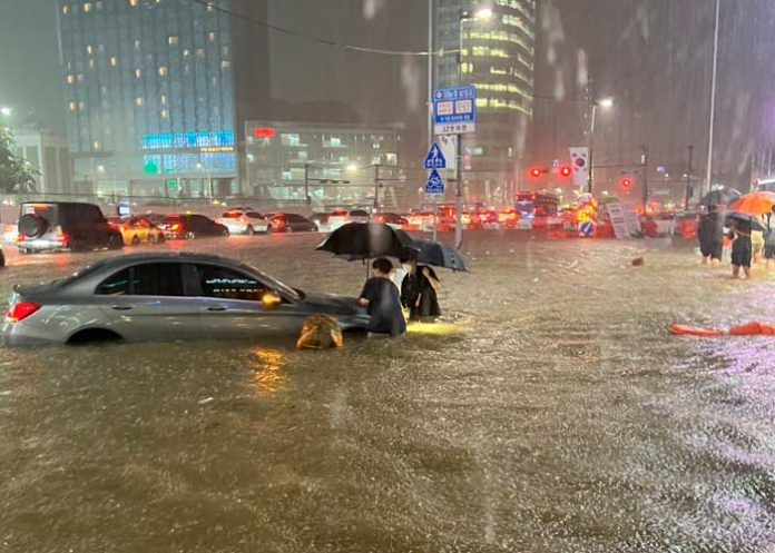 Fuertes aguaceros dejan varias calles inundadas en Corea del Sur