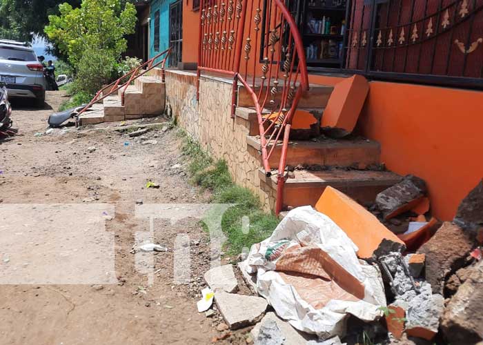 Escena del accidente que afectó una vivienda en Managua