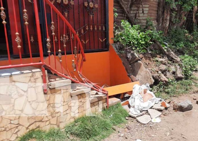 Escena del accidente que afectó una vivienda en Managua