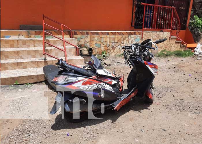 Escena del accidente que afectó una vivienda en Managua