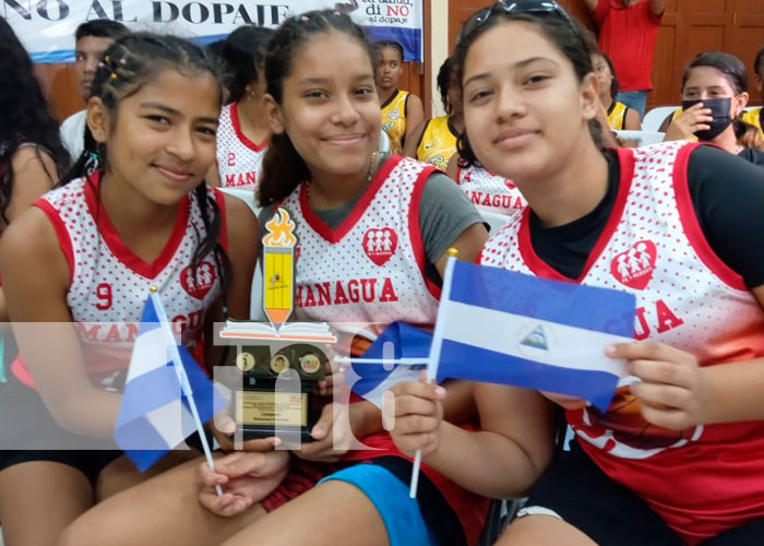 Premian a ganadoras del campeonato escolar de bascket femenino en Nicaragua