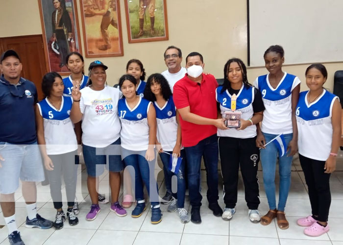 Premian a ganadoras del campeonato escolar de bascket femenino en Nicaragua