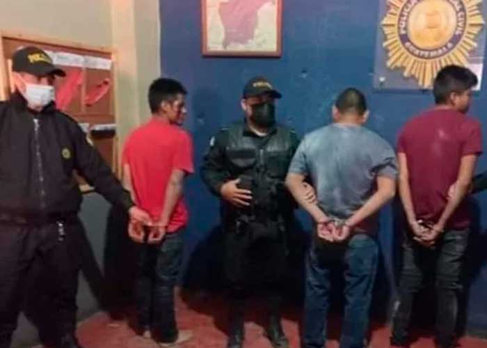 Turba enardecida queman vivos a tres secuestradores en Guatemala