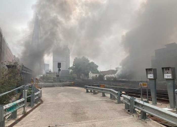 Evacuan varios edificios en Londres tras incendio en la estación ferroviaria