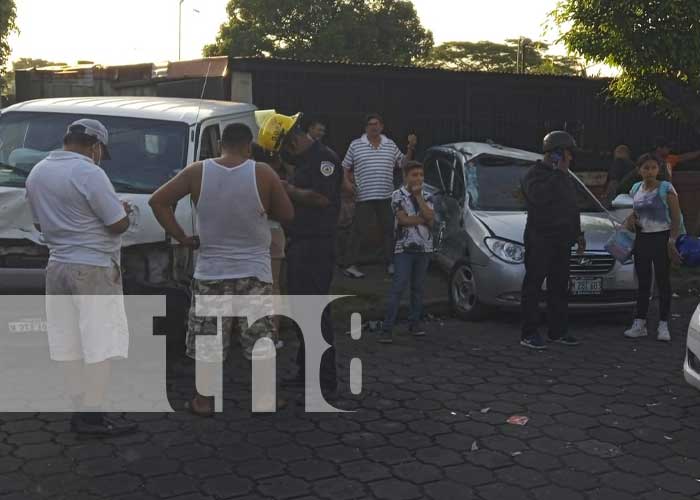 Aparatoso choque en el barrio Ducualí, Managua 