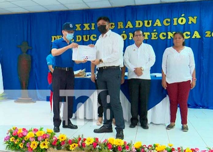 Graduación en Tecnológico Simón Bolívar en honor a la cruzada de alfabetización
