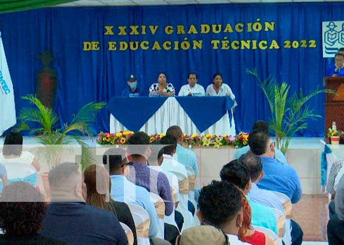 Graduación en Tecnológico Simón Bolívar en honor a la cruzada de alfabetización