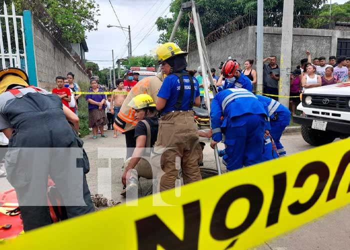 Rescate de un joven que cayó en un manjol de un barrio de Managua
