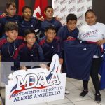 Entrega de uniformes y trofeos para potenciar el deporte juvenil en Nicaragua