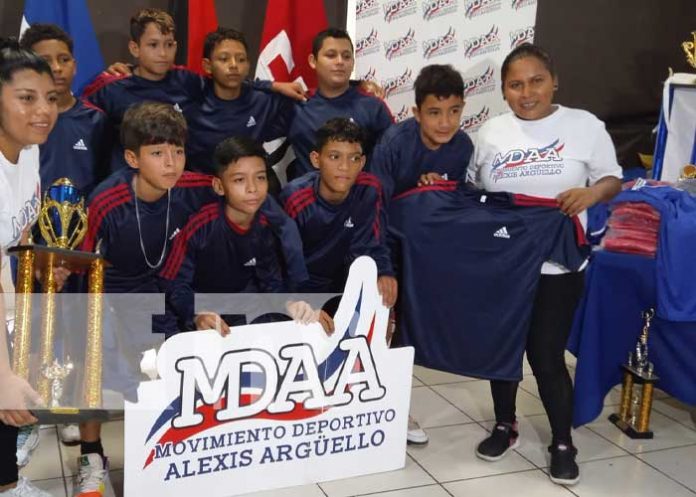 Entrega de uniformes y trofeos para potenciar el deporte juvenil en Nicaragua