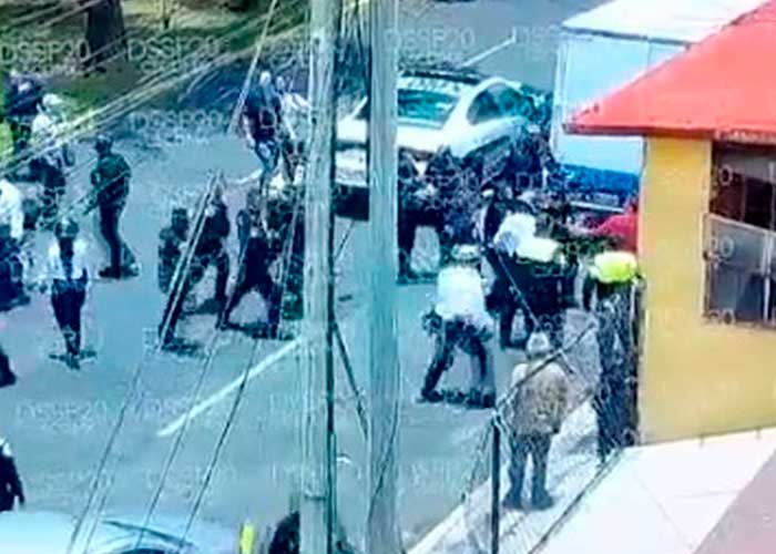 Pelea campal entre policías de tránsito y motociclistas en México (Video)