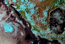 Huracán ‘Howard’ se aleja de las costas de México dejando fuertes lluvias