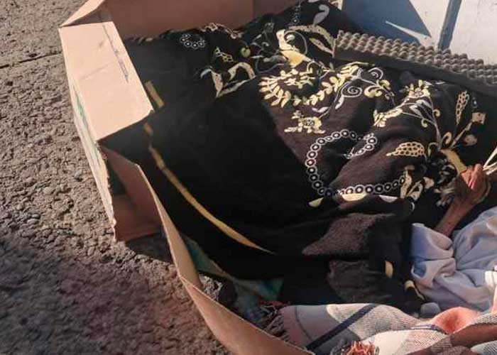 ¡Desgarrador! Abandona a viejita entre cajas de cartón y basura en México