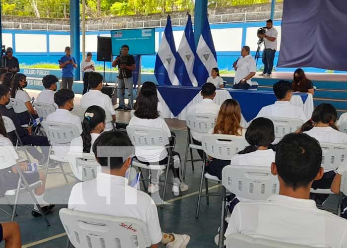 Charlas sobre nutrición deportiva en un colegio de Managua