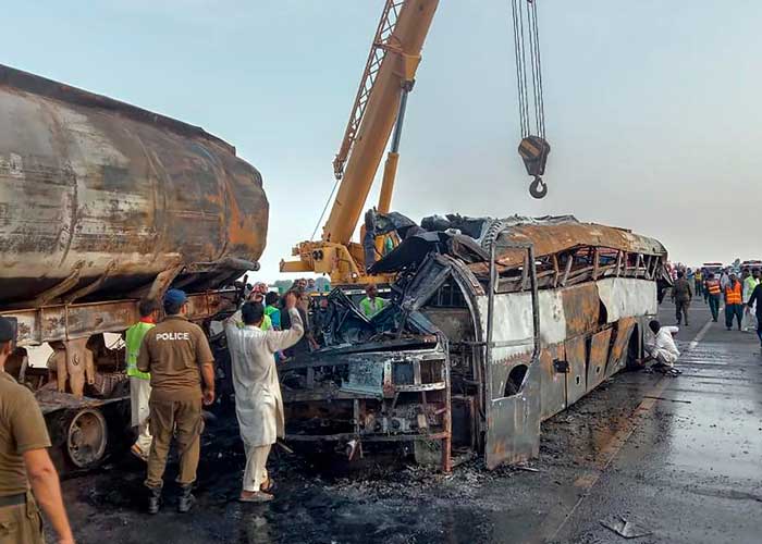 Brutal choque entre autobús y camión dejó a 20 carbonizados en Pakistán