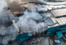 Voraz incendio consume un centro comercial en Uruguay