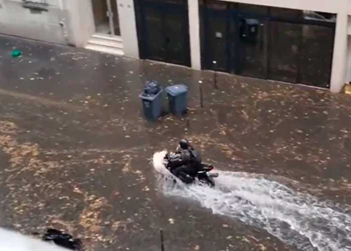 Torrenciales lluvias dejan "hasta el cuello" de agua las calles de París
