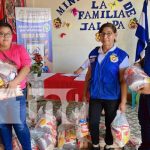 Entrega de paquetes alimenticios para mujeres partos múltiples en Jalapa