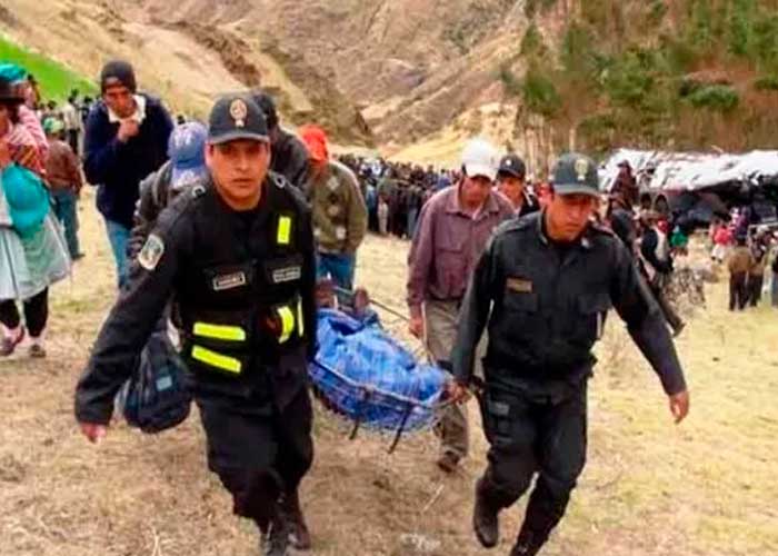 Al menos 16 fallecidos deja caída de camioneta en un abismo en Perú