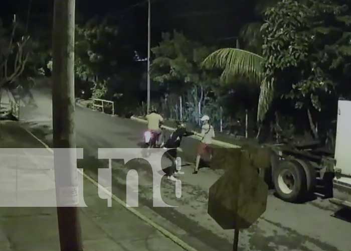 Robo en plena noche en una calle de Managua