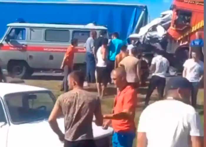 Choque mortal entre minibús y dos camiones jena 16 muertos en Rusia