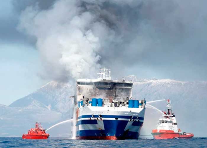 En medio del mar arde en llama ferry con 300 personas abordo en Suecia