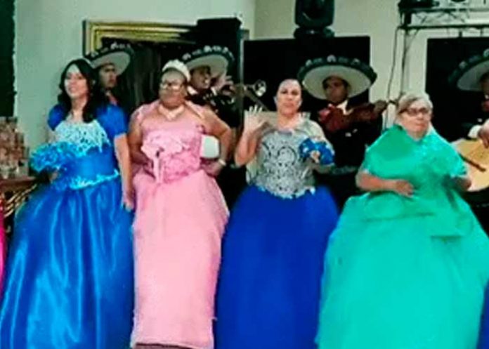 Al son de mariachis catorce abuelitas celebran su fiesta de XV años
