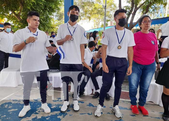 Fomentan el deporte con la tercia en un colegio de Managua