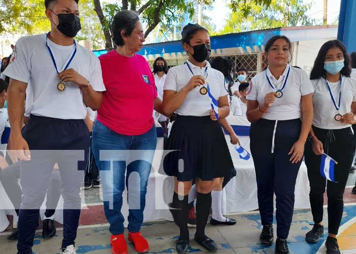 Fomentan el deporte con la tercia en un colegio de Managua