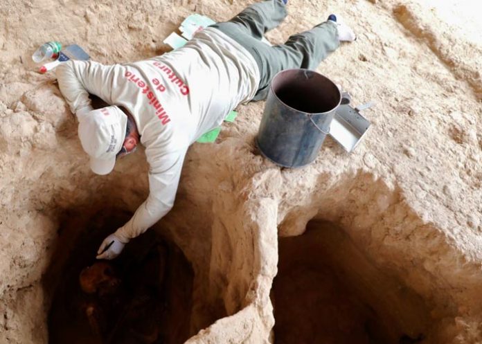 Arqueólogos hallan tumba de artesano en antiguo Perú